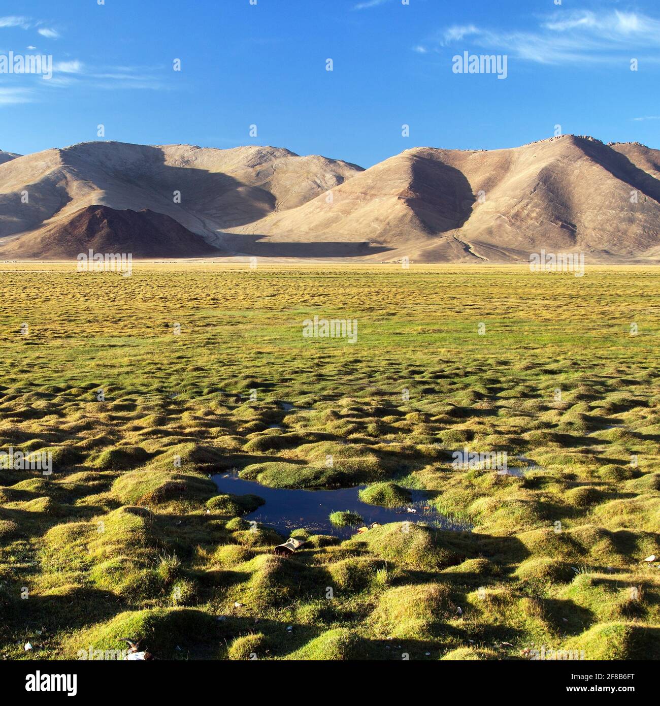 Montañas Pamir en Tayikistán. Paisaje alrededor de la carretera internacional Pamir M41. Foto de stock