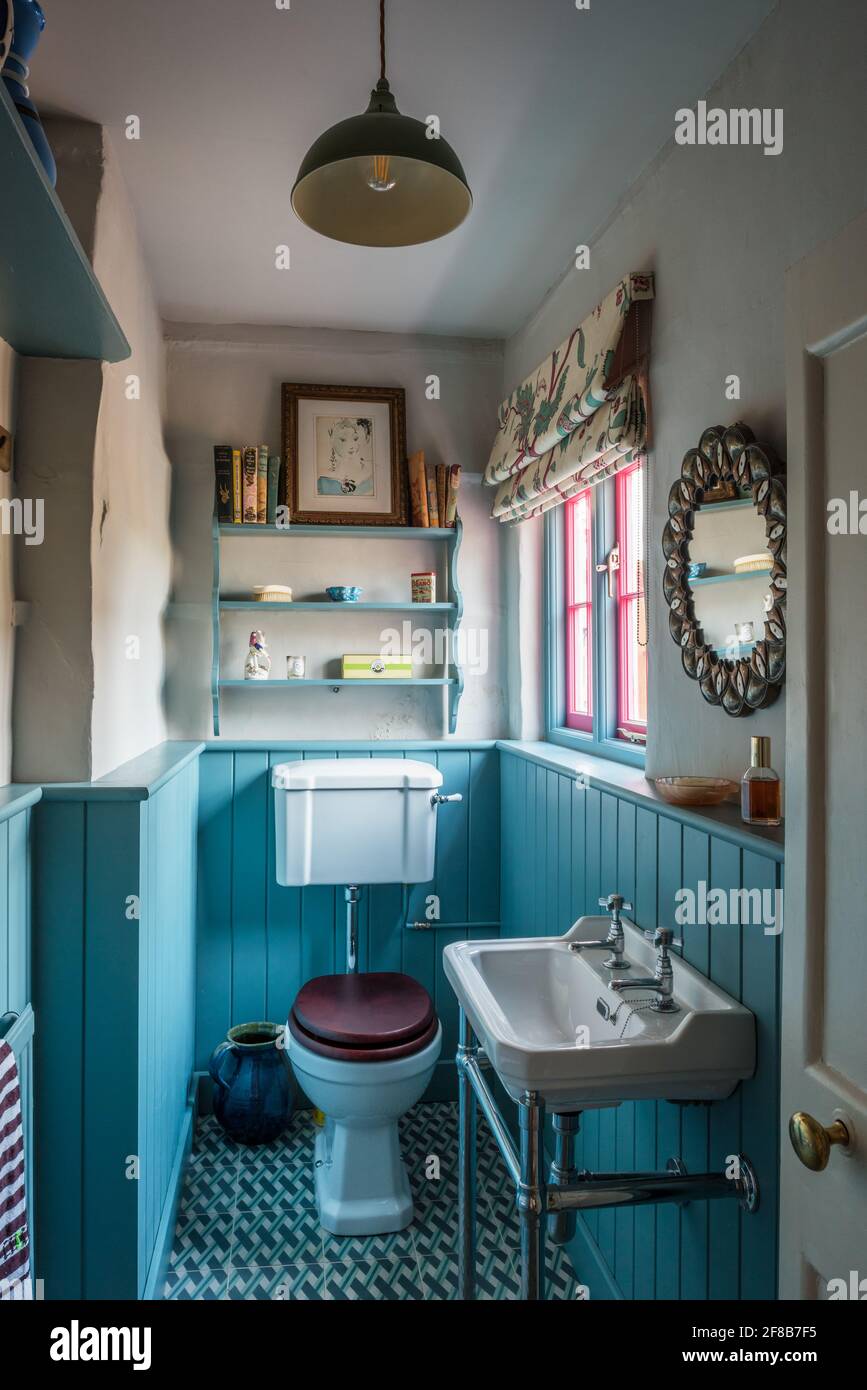 Pequeño cuarto de baño con paneles de color turquesa de grado II Casa de campo Suffolk Foto de stock