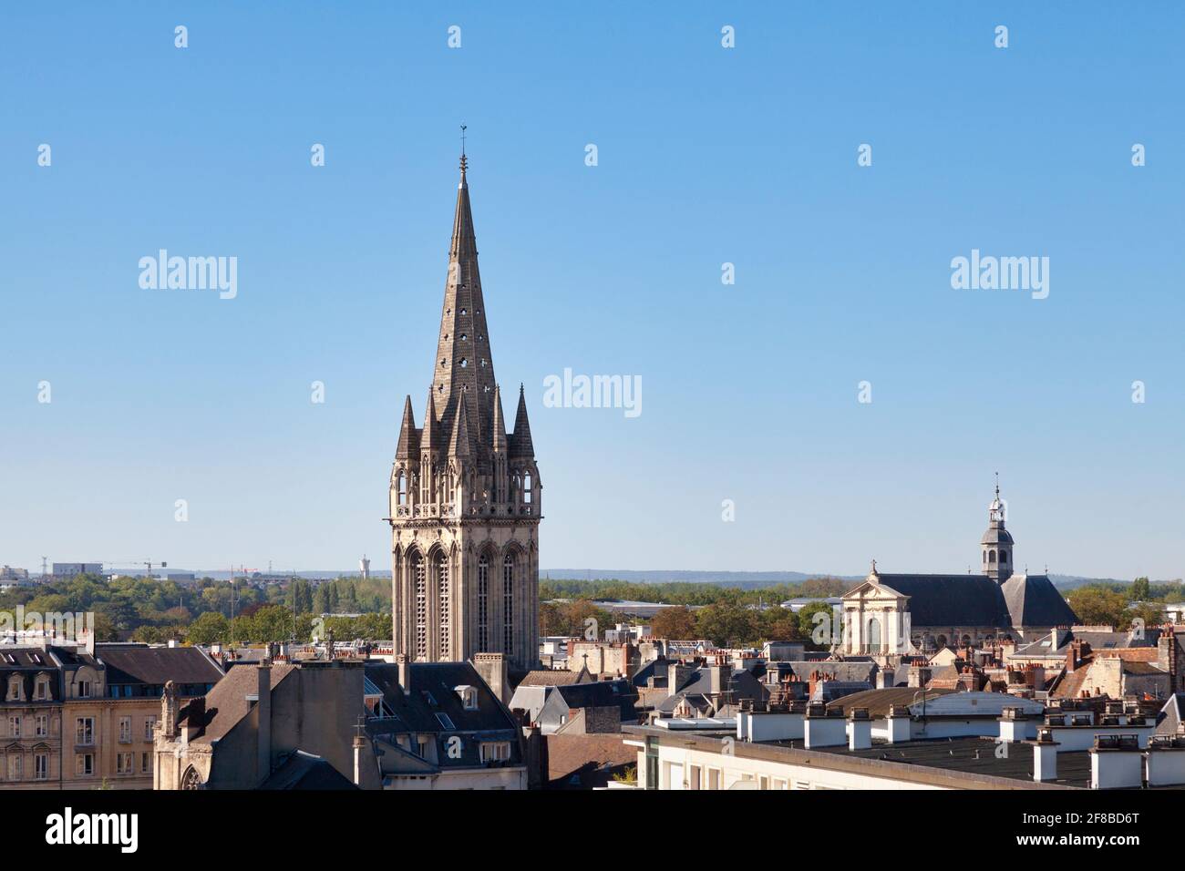 Vista aérea de la iglesia de Saint-Sauveur y la iglesia de Notre-Dame-de-la-Gloriette en Caen. Foto de stock