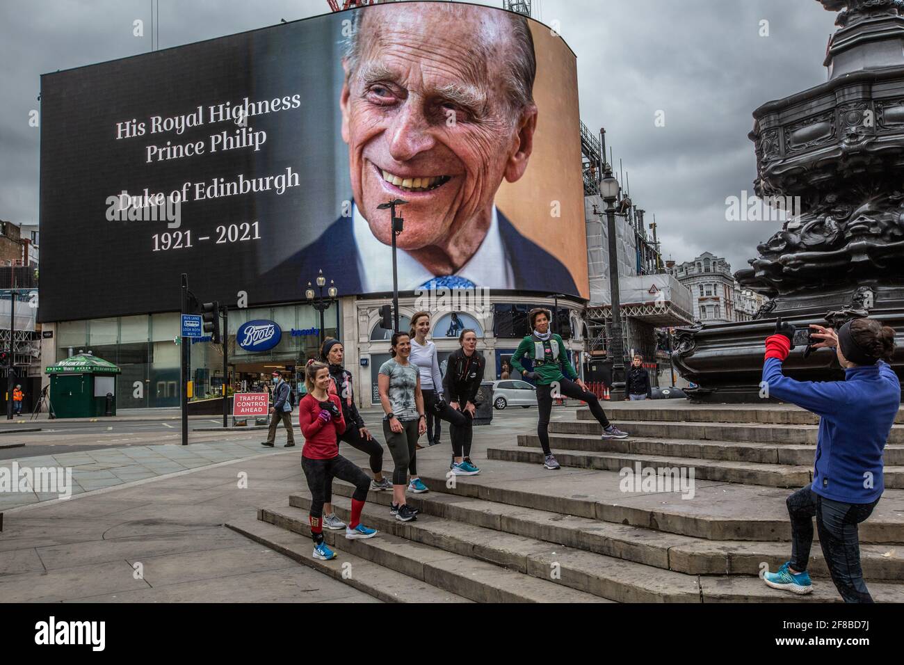 La cartelera publicitaria mundialmente famosa de Piccadilly Circus en el centro de Londres mostró un homenaje al príncipe Felipe después de su muerte el 9th 2021 de abril a los 99 años. Foto de stock
