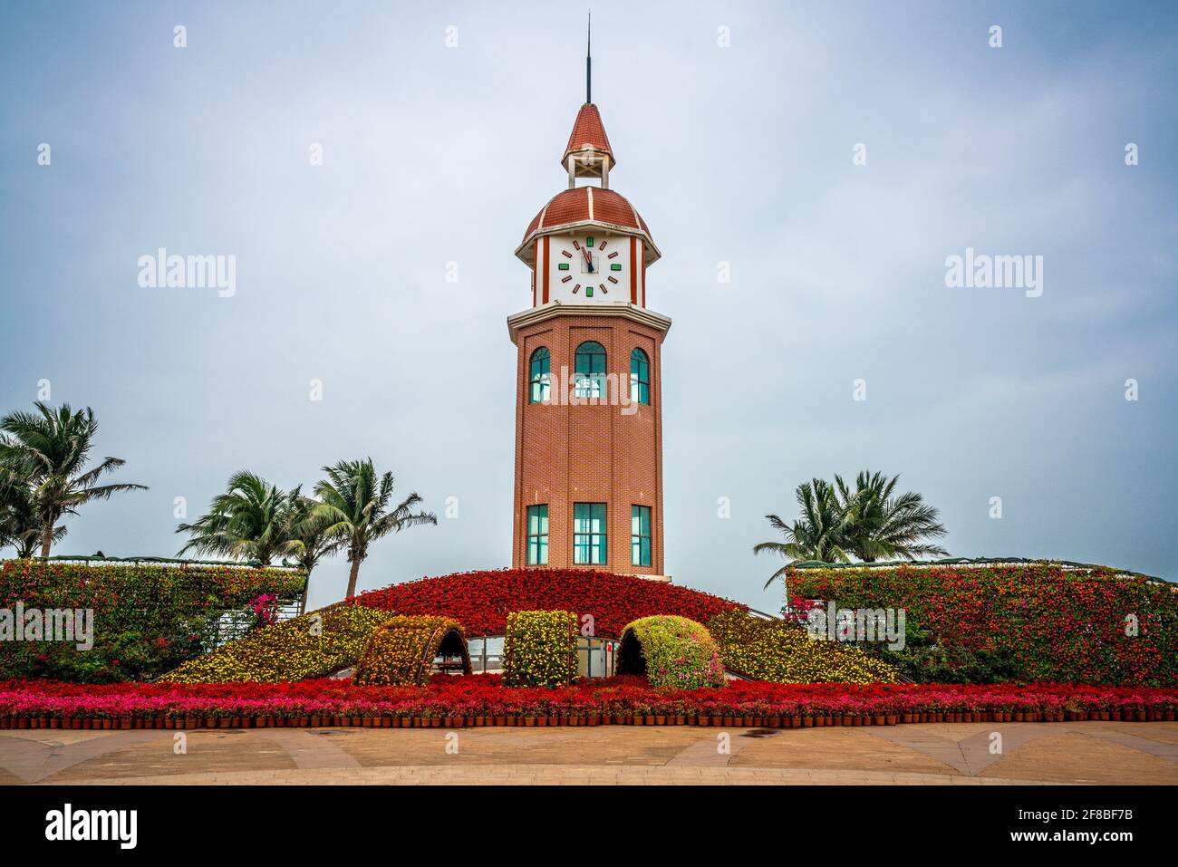 Vista frontal de la torre del reloj Guanhaitai en Haikou Hainan China Foto de stock