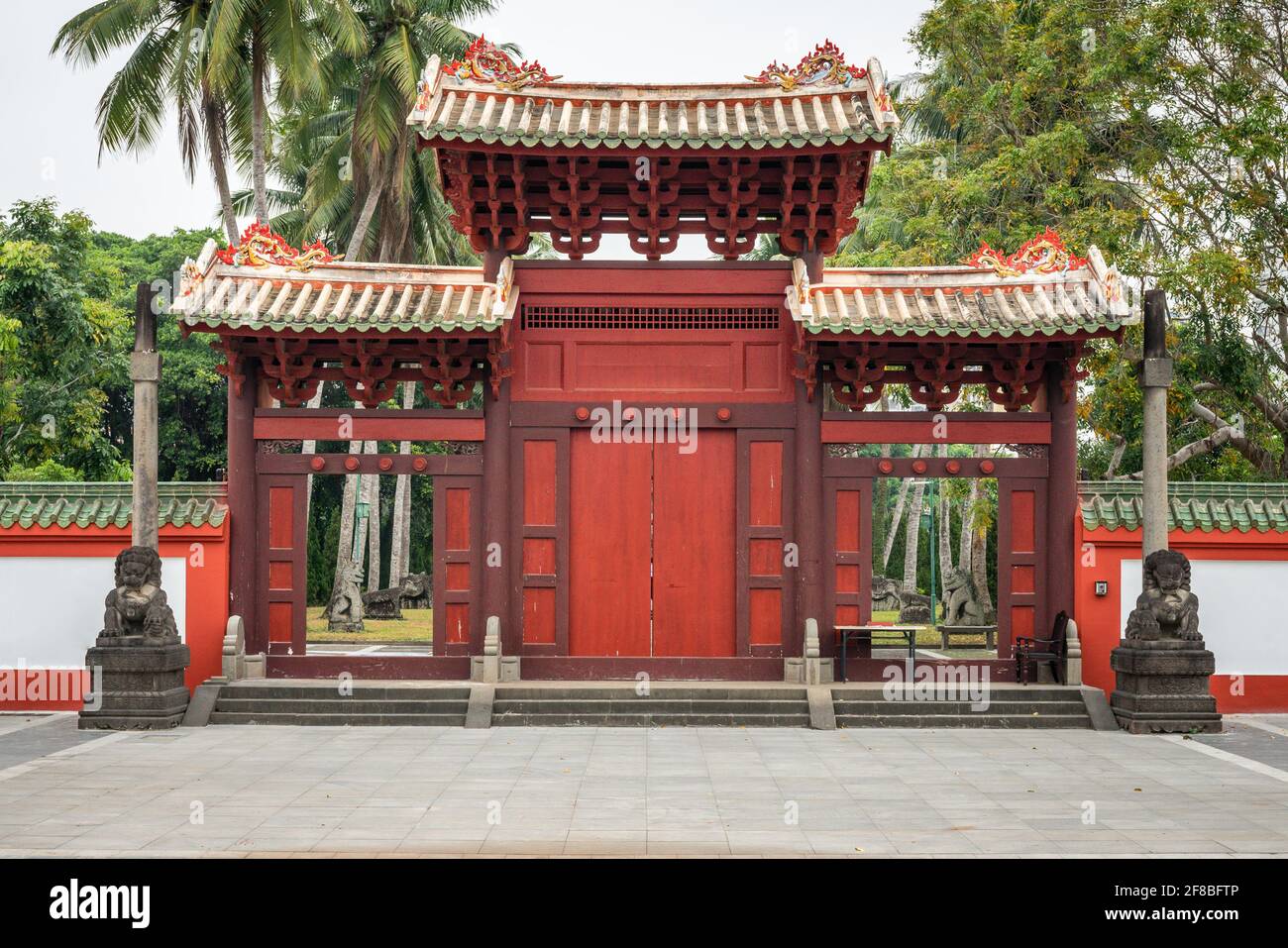 Vista frontal de la puerta de entrada de la tumba de Hairui Mu En Haikou Hainan China Foto de stock