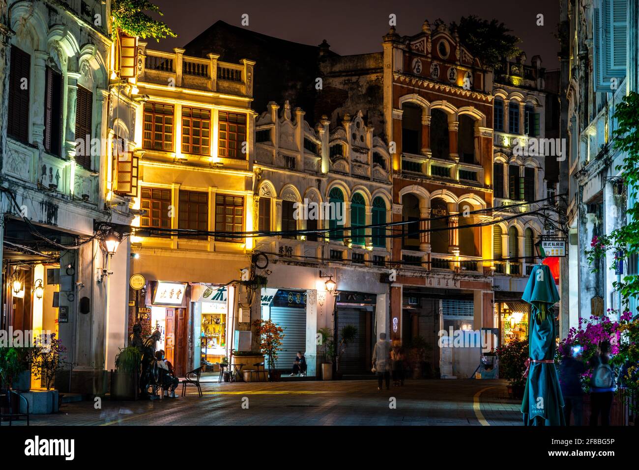 Haikou China , 23 de marzo de 2021 : Calle histórica Qilou o Zhongshan Hermosa vista panorámica iluminada por la noche con edificios coloniales en Haikou antiguo Foto de stock
