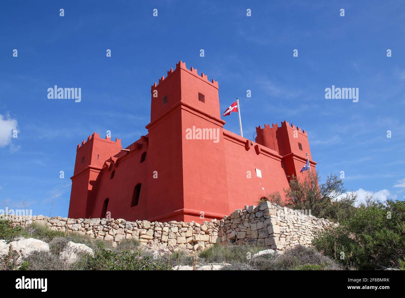 La torre roja de Malta, también conocida como la Torre de San Agatha, fue construida en 1649 por los caballeros de san Juan. Foto de stock