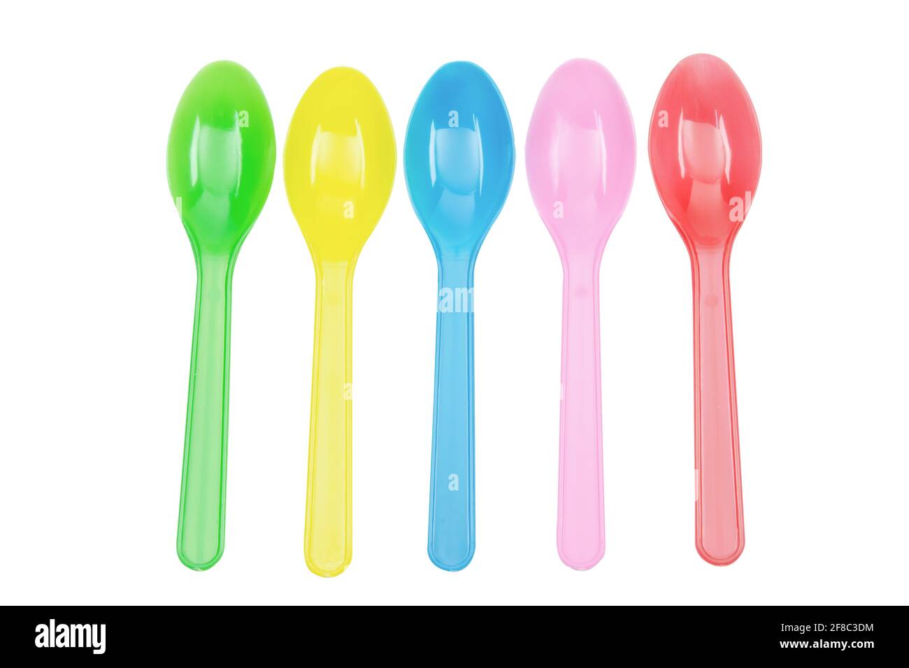 Colección de cucharas de plástico de colores para fiestas aisladas sobre  blanco Fotografía de stock - Alamy