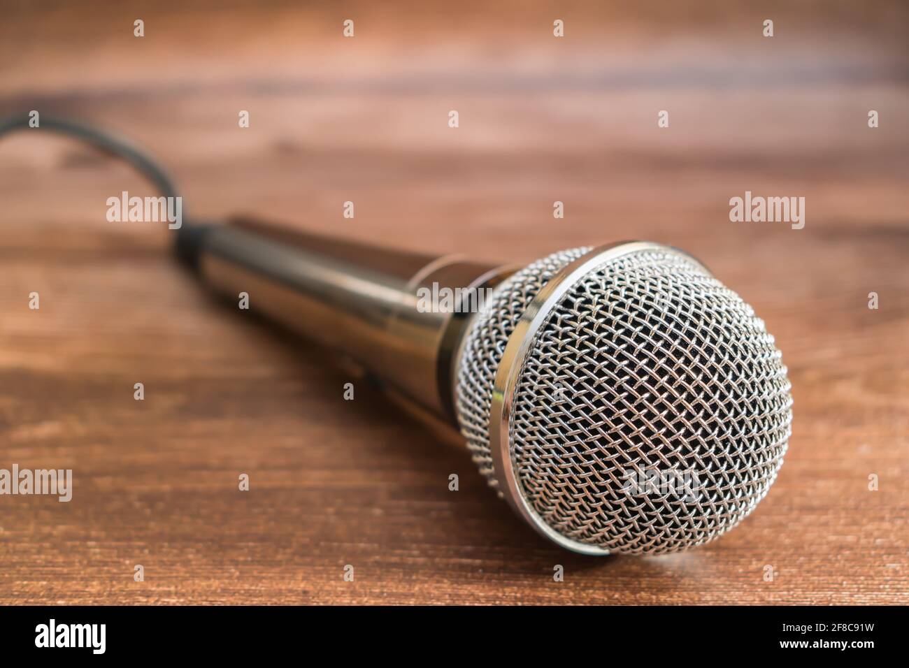 Micrófono musical de primer plano plateado para cantar en karaoke o en otro  lugar etapa Fotografía de stock - Alamy