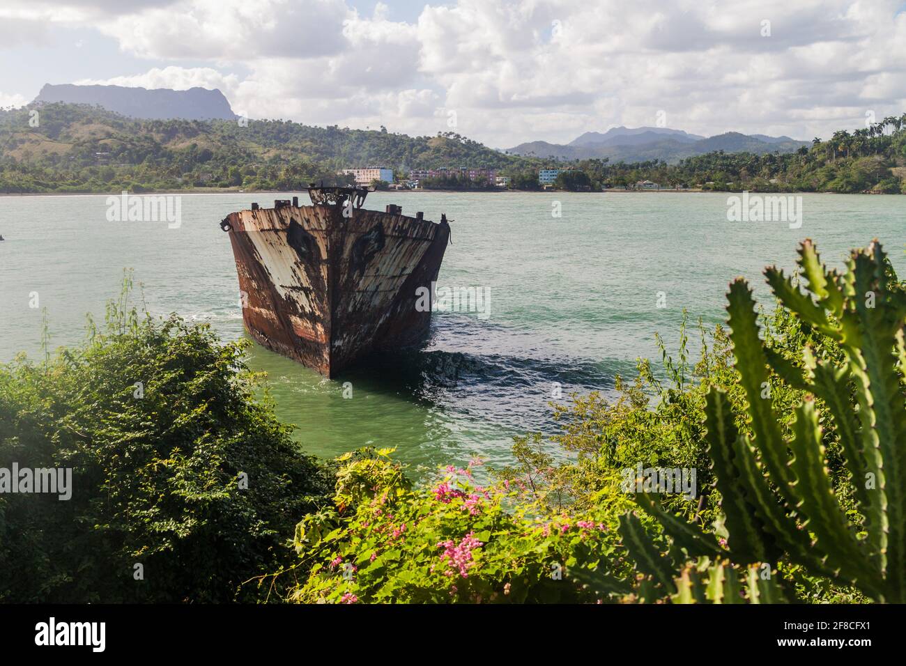 Barco naufragado en Baracoa, Cuba Foto de stock