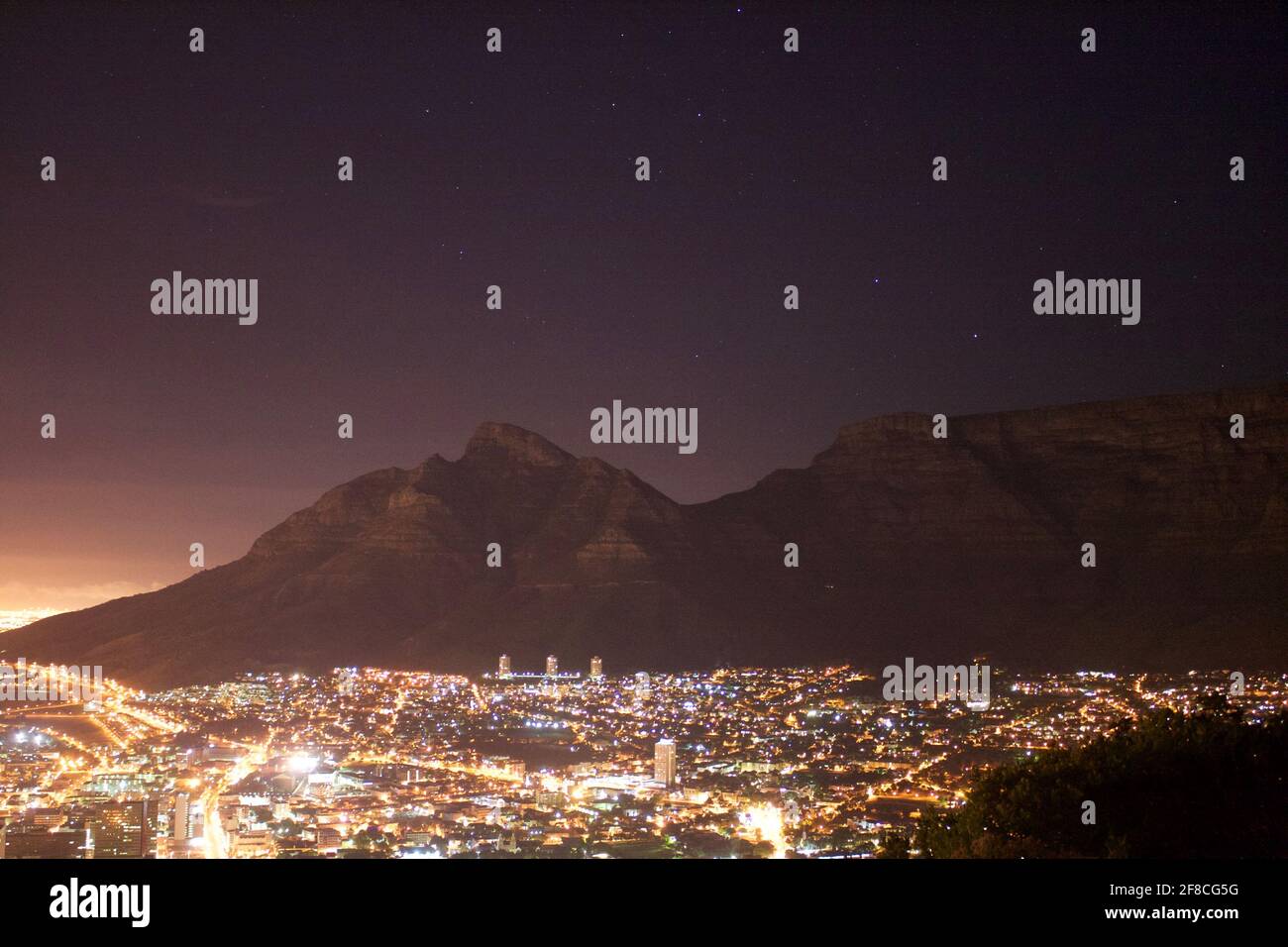 Luces nocturnas de Ciudad del Cabo, Sudáfrica Foto de stock