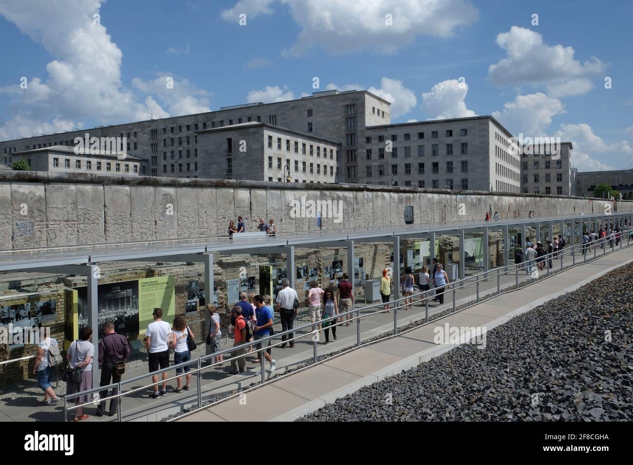 Restos del Muro de Berlín y museo, centro de documentación, Fundación Topografía del Terror, Berlín, Alemania Foto de stock