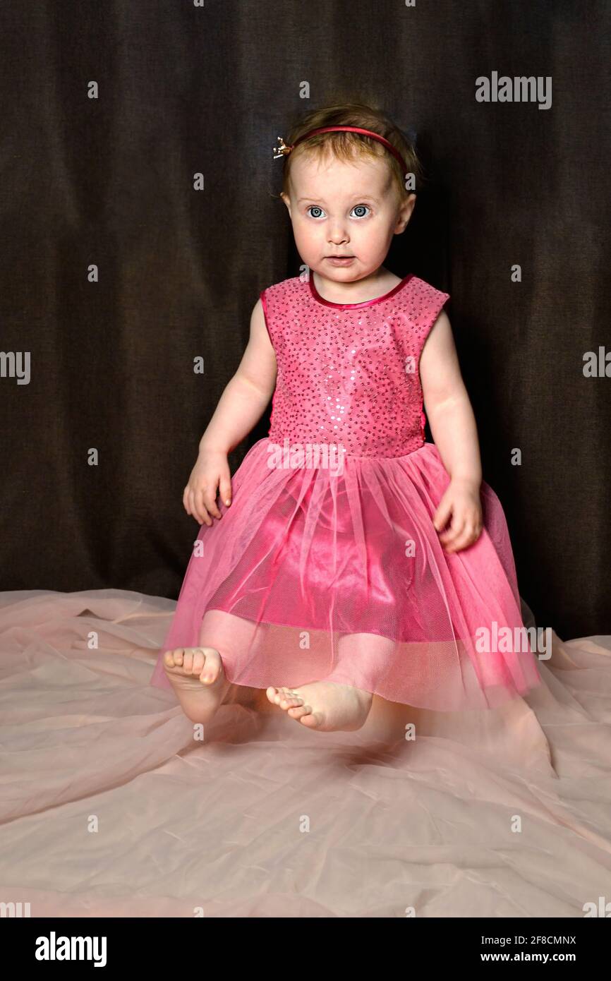 Niño en vestido rosa fotografías e imágenes de alta resolución - Alamy