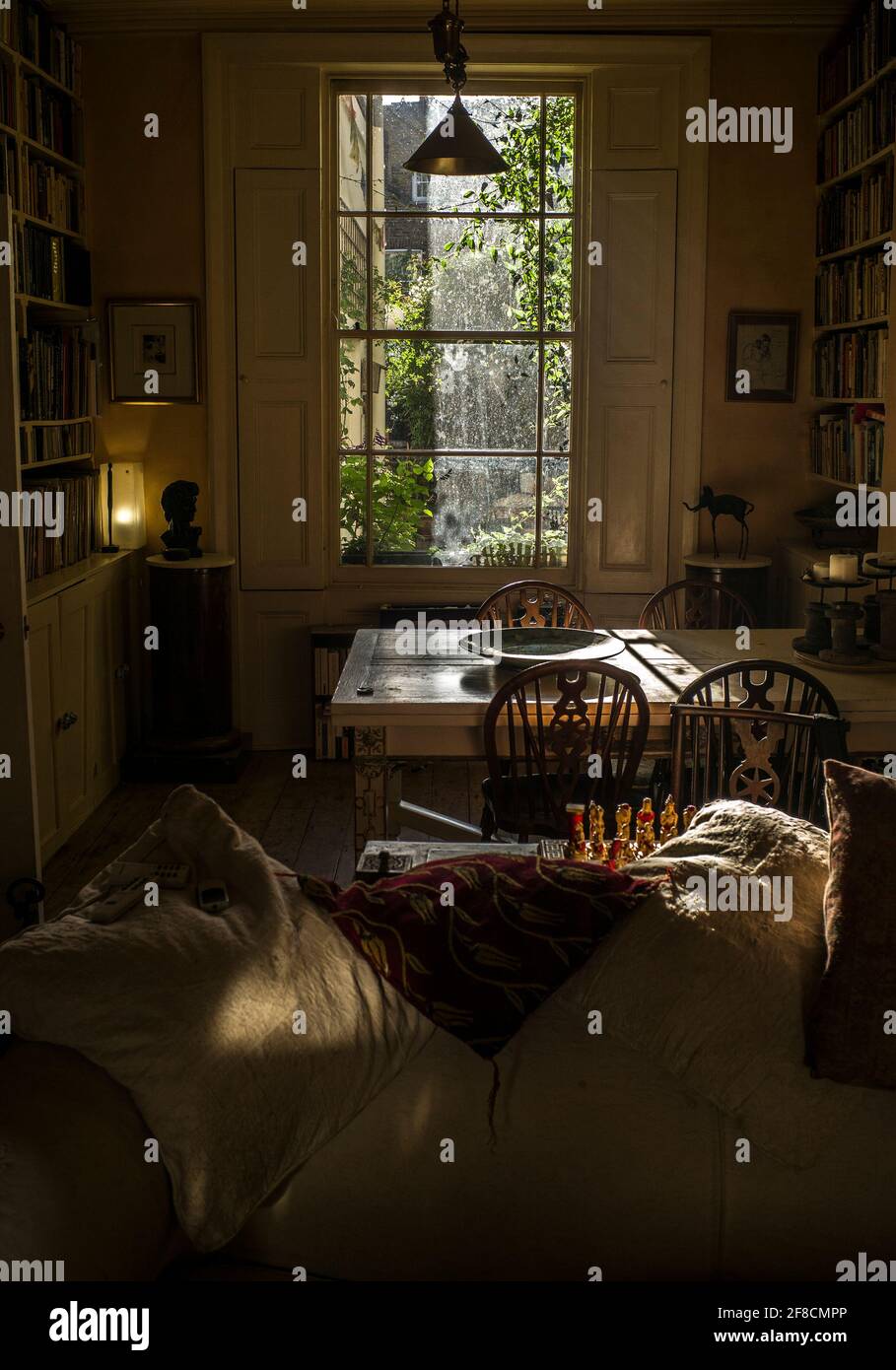 sala de estar interior con luz solar brillante fuera de la casa victoriana de londres Foto de stock