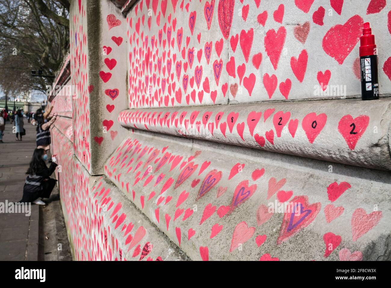 National Covid Memorial Wall, 150.000 corazones pintados en la pared frente a las Cámaras del Parlamento como un monumento a los que han muerto de coronavirus Foto de stock