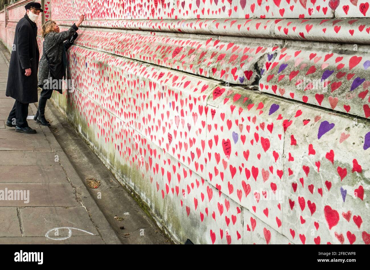 National Covid Memorial Wall, 150.000 corazones pintados en la pared frente a las Cámaras del Parlamento como un monumento a los que han muerto de coronavirus Foto de stock