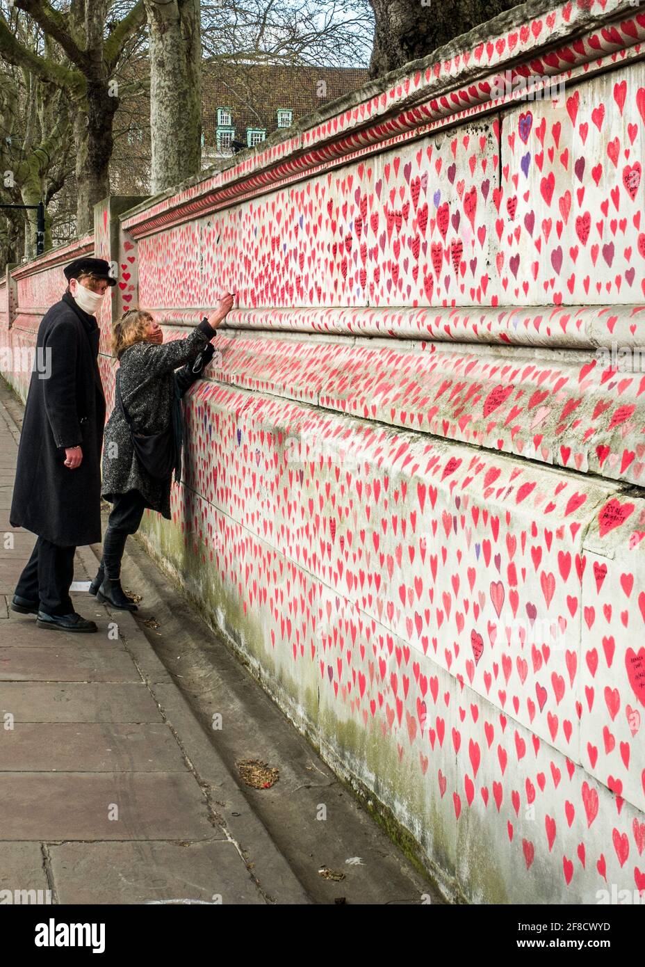 National Covid Memorial Wall, 150.000 corazones pintados en la pared frente a las Cámaras del Parlamento como un monumento a los que han muerto de coronavirus Foto de stock