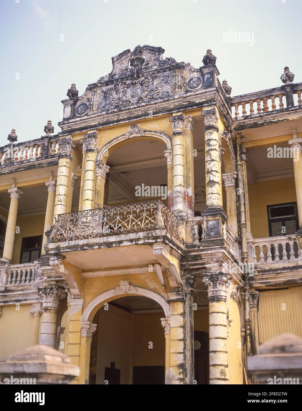 Antigua fachada colonial de la villa, Phnom Penh, Reino de Camboya Foto de stock