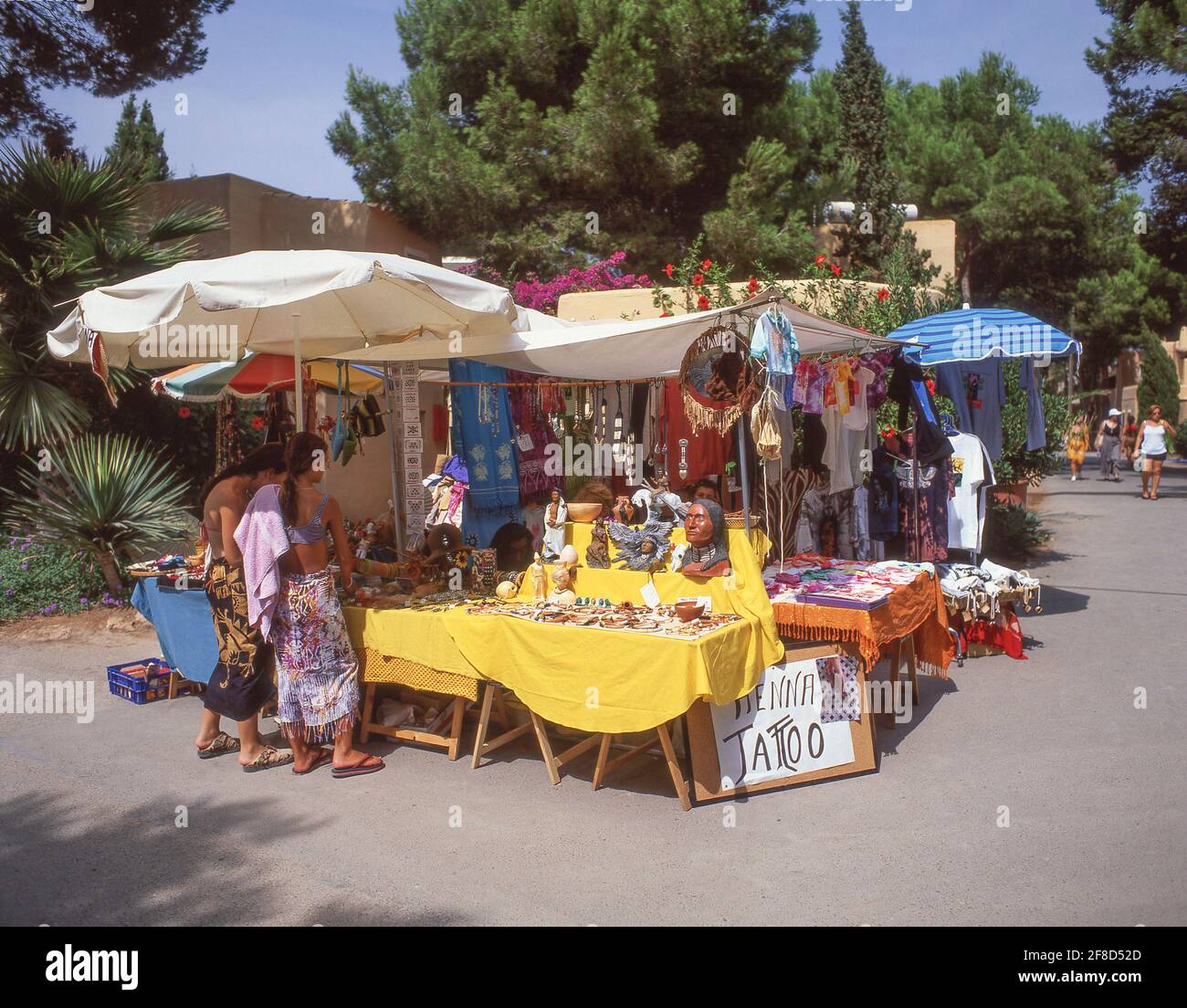 Puestos en el mercado hippy Punta Arabi, Es Cana, Ibiza, Islas Baleares, España Foto de stock