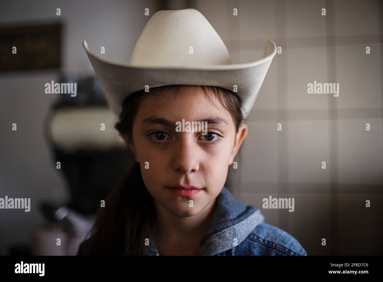 Retrato de la niña de 10 años Cristina Burboa que lleva un sombrero de  vaquero en la cocina de su abuela Domitila Burbua el 9 de octubre de 2020  en la ciudad