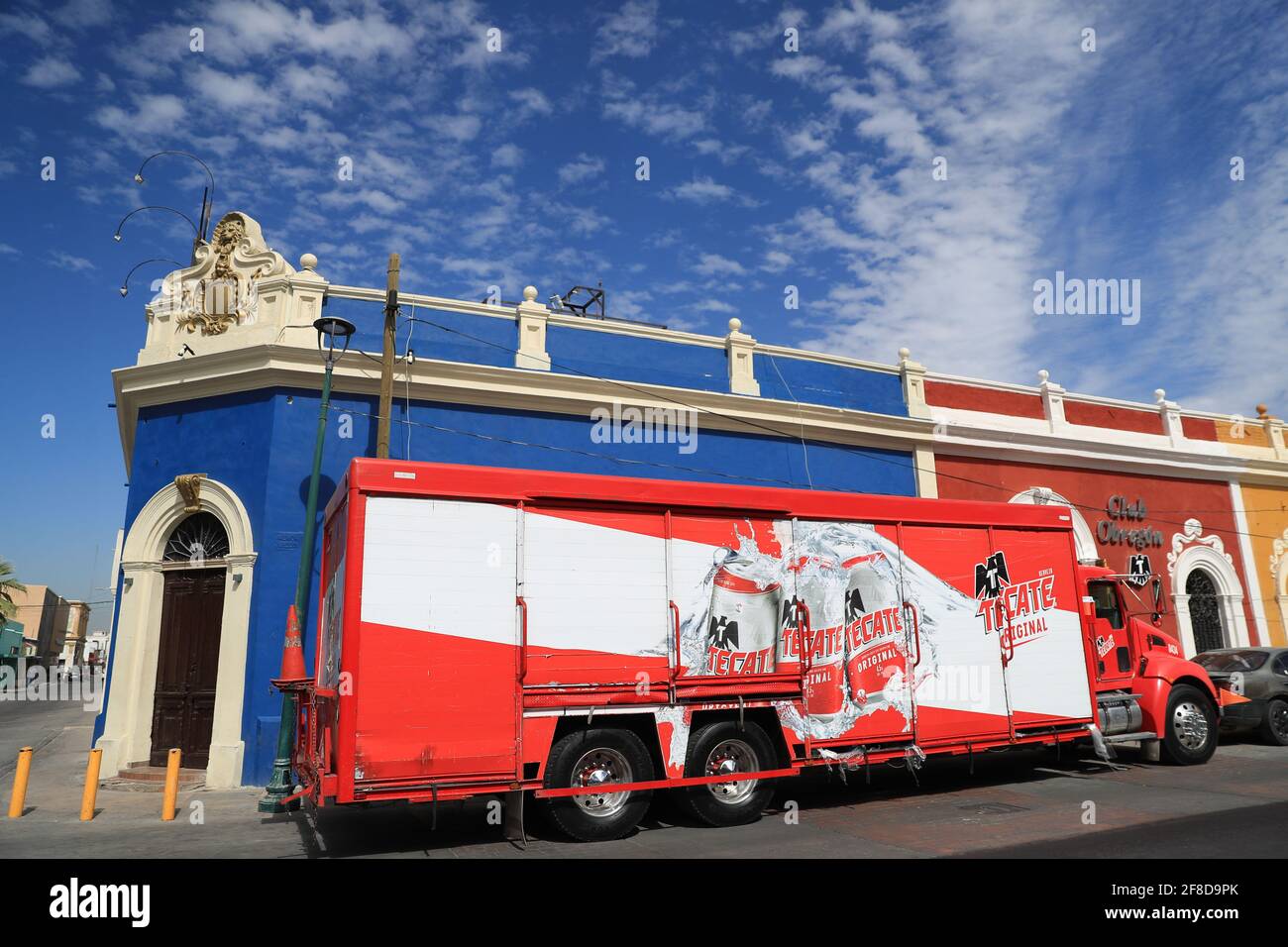 Un camión de reparto de la fábrica de cerveza Cuatemoc Moctezuma o Tecate vende latas y cartones de cerveza en un edificio azul llamado Cerveceria la Barra Hidalgo en el centro histórico de Hermosillo, Sonora, México.... Tecate (Foto de Luis Gutiérrez / NortePhoto) Un camion repartido de la cervecería Cuatemoc Moctezuma o tecate expende latas y cartones de cerveza en un edificio azul lleno cervecería la Barra hidalgo en el centro histórico de Hermosillo, Sonora, México. Foto de stock