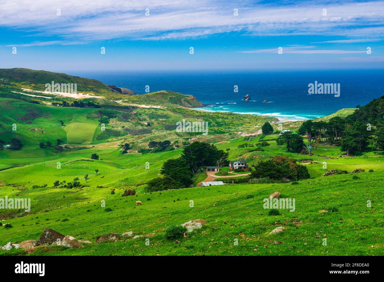 Tierras de cultivo rodantes en la Península de Otago, Dunedin, Otago, Isla del Sur, Nueva Zelanda Foto de stock