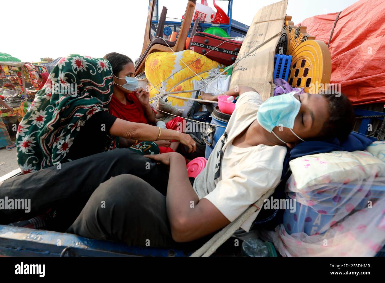 Dhaka, Dhaka, Bangladesh. 13th de Abr de 2021. La gente comienza a salir de Dhaka por delante de un nuevo bloqueo que se va a aplicar con reglas más estrictas. Una prisa de pasajeros con destino a casa se ve en la terminal de ferry de Shimulia Crédito: Harun-or-Rashid/ZUMA Wire/Alamy Live News Foto de stock