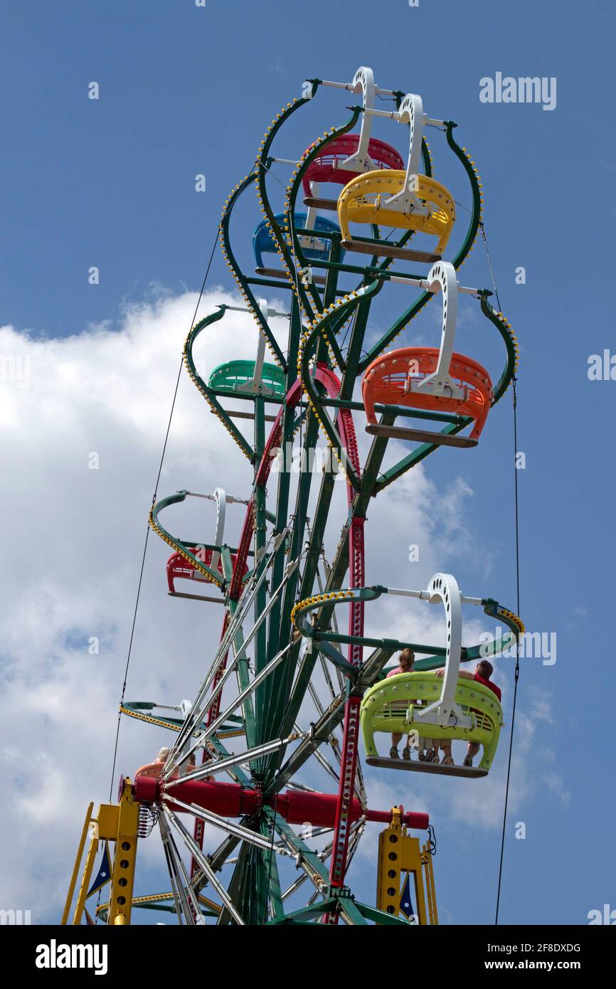 La gente sube a las nubes en un colorido ferris Rueda en un día de verano  en la Feria Fotografía de stock - Alamy