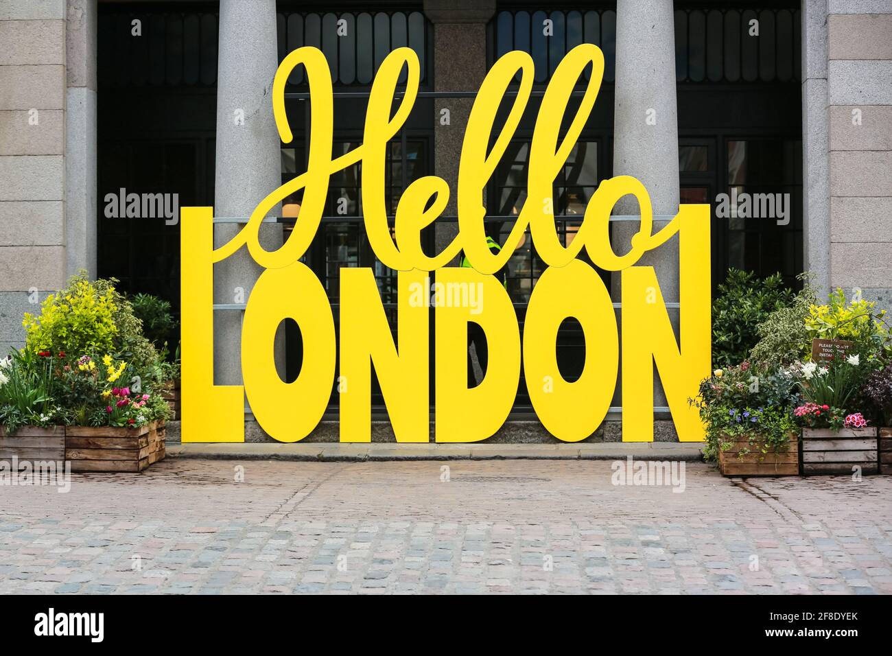 Londres, Reino Unido. 13 de abril de 2021. Un cartel amarillo de Hello London da la bienvenida a la gente a Covent Garden. Crédito: Waldemar Sikora Foto de stock