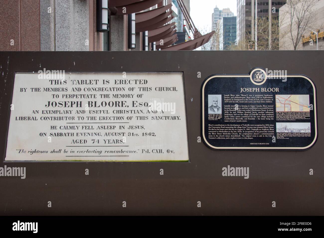 Placa de patrimonio histórico en honor a Joseph Bloor en 'Bloor Street' en Toronto, Canadá Foto de stock