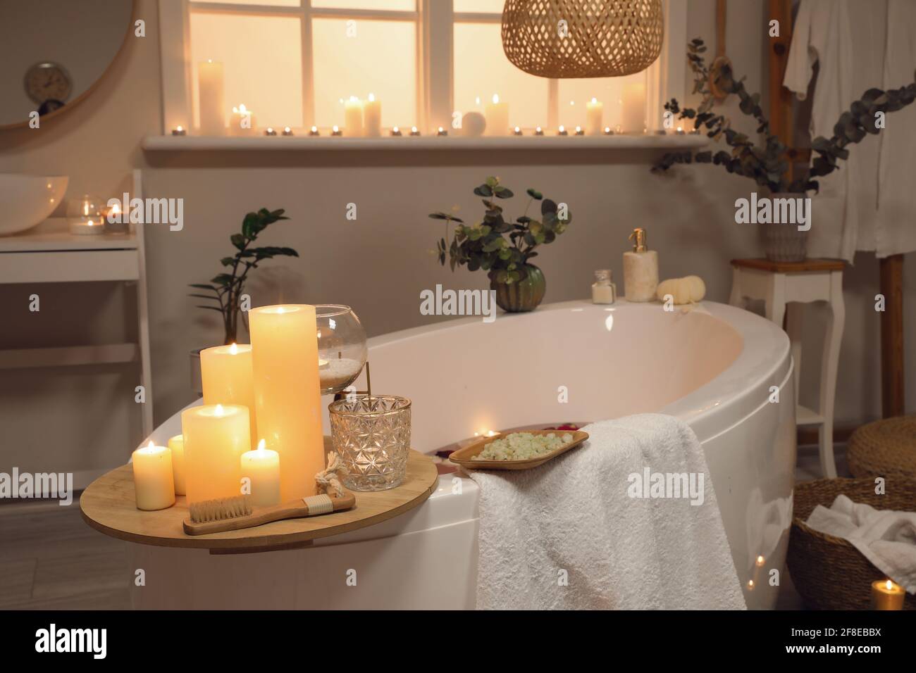 Interior de baño moderno con velas encendidas por la noche Fotografía de  stock - Alamy