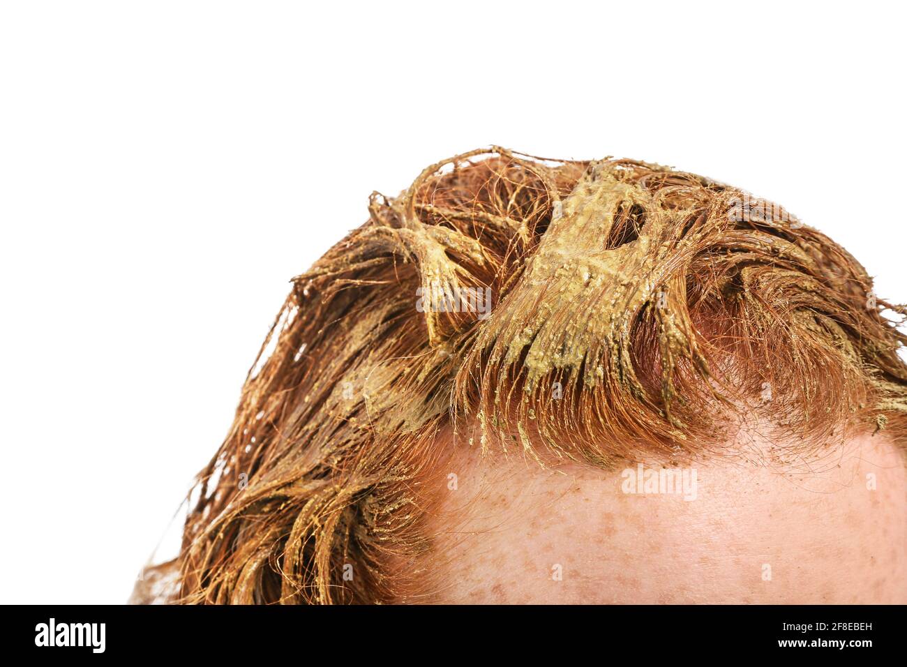 Mujer joven usando tinte de pelo de henna sobre fondo blanco, primer plano  Fotografía de stock - Alamy