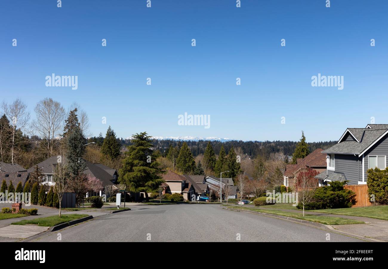 Hermosa vista de un día de primavera de una comunidad residencial en Washington State USA, con vista a las montañas de cascada en el fondo Foto de stock
