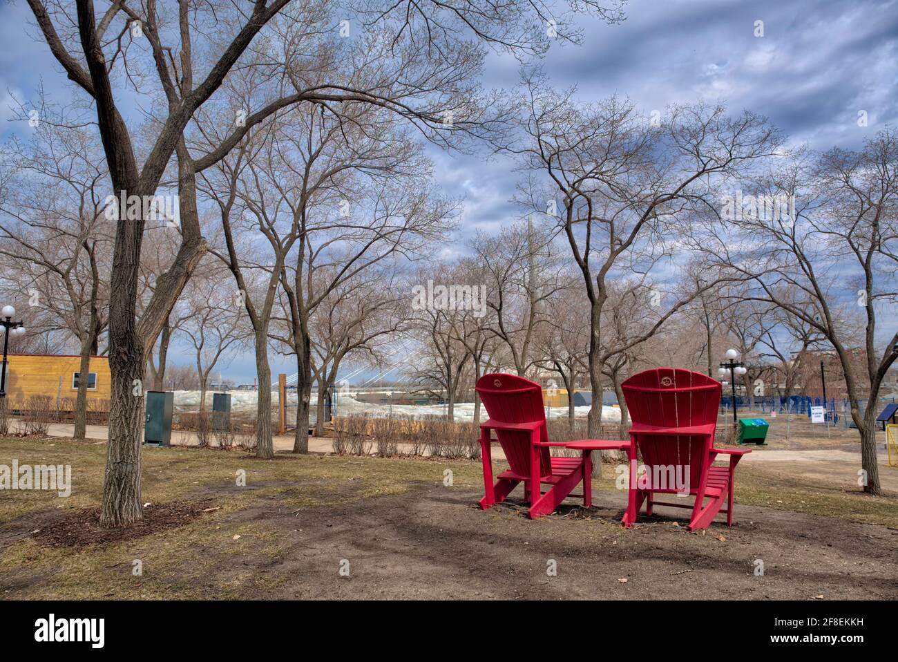 Winnipeg es la capital de la provincia canadiense de Manitoba. Su corazón es el Forks, un sitio histórico en la intersección de la Red y Assiniboine r Foto de stock
