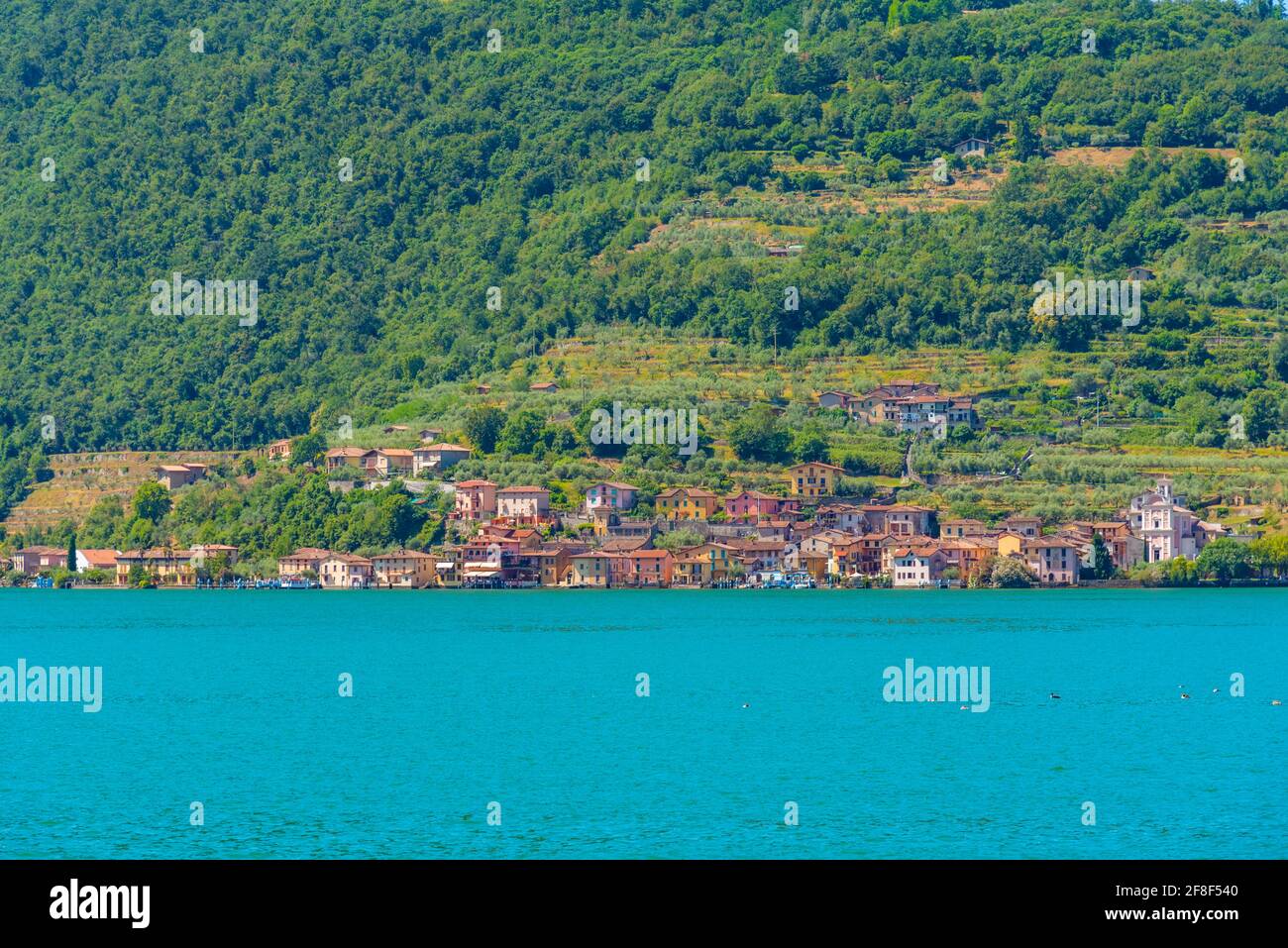 Carzano pueblo en la isla de Monte Isola en el lago Iseo en Italia Foto de stock