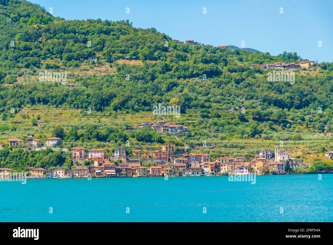 Carzano pueblo en la isla de Monte Isola en el lago Iseo en Italia Foto de stock