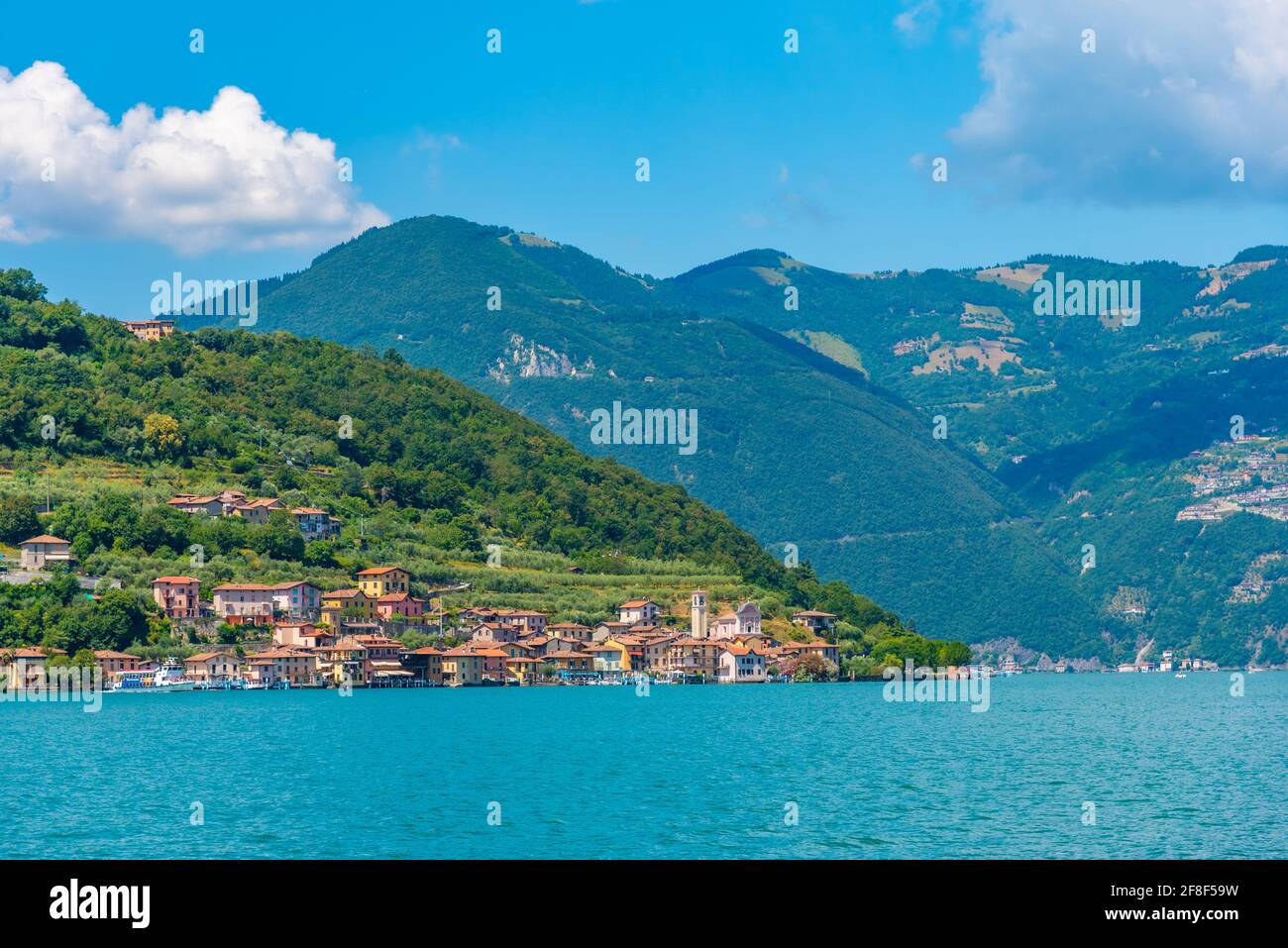 Carzano pueblo en la isla de Monte Isola en el lago Iseo en Italia Foto de stock
