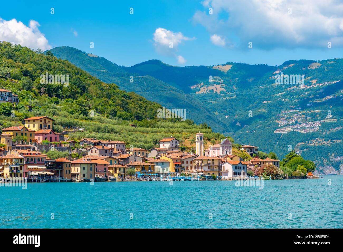 Carzano pueblo en la isla de Monte Isola en el lago Iseo en Italia Foto de stock