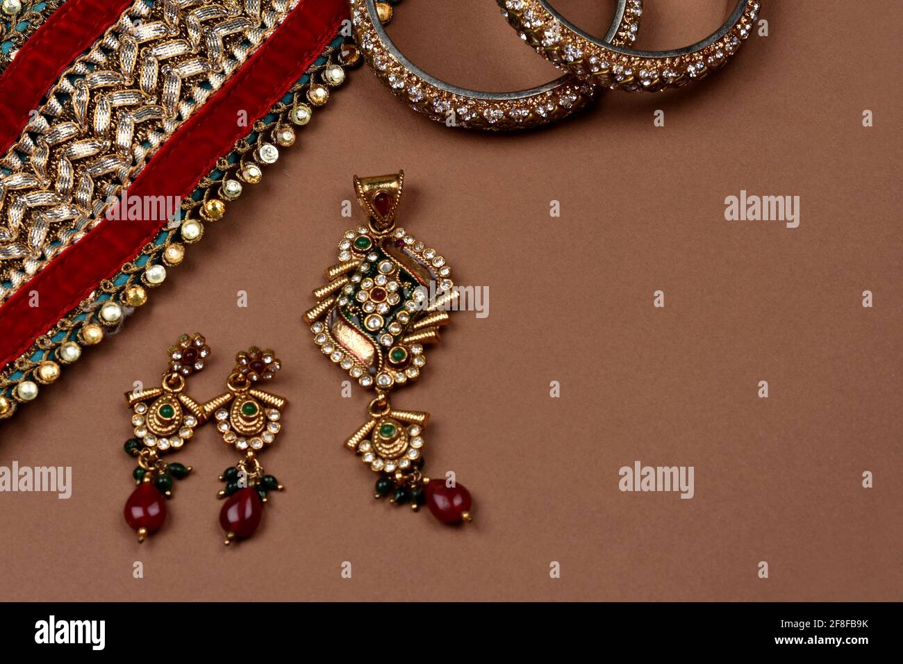 Joyería antigua sobre fondo marrón, bufanda de oro, pulsera de oro, collar  de oro, pendientes de oro, anillo de dedo joyería tradicional india  Fotografía de stock - Alamy