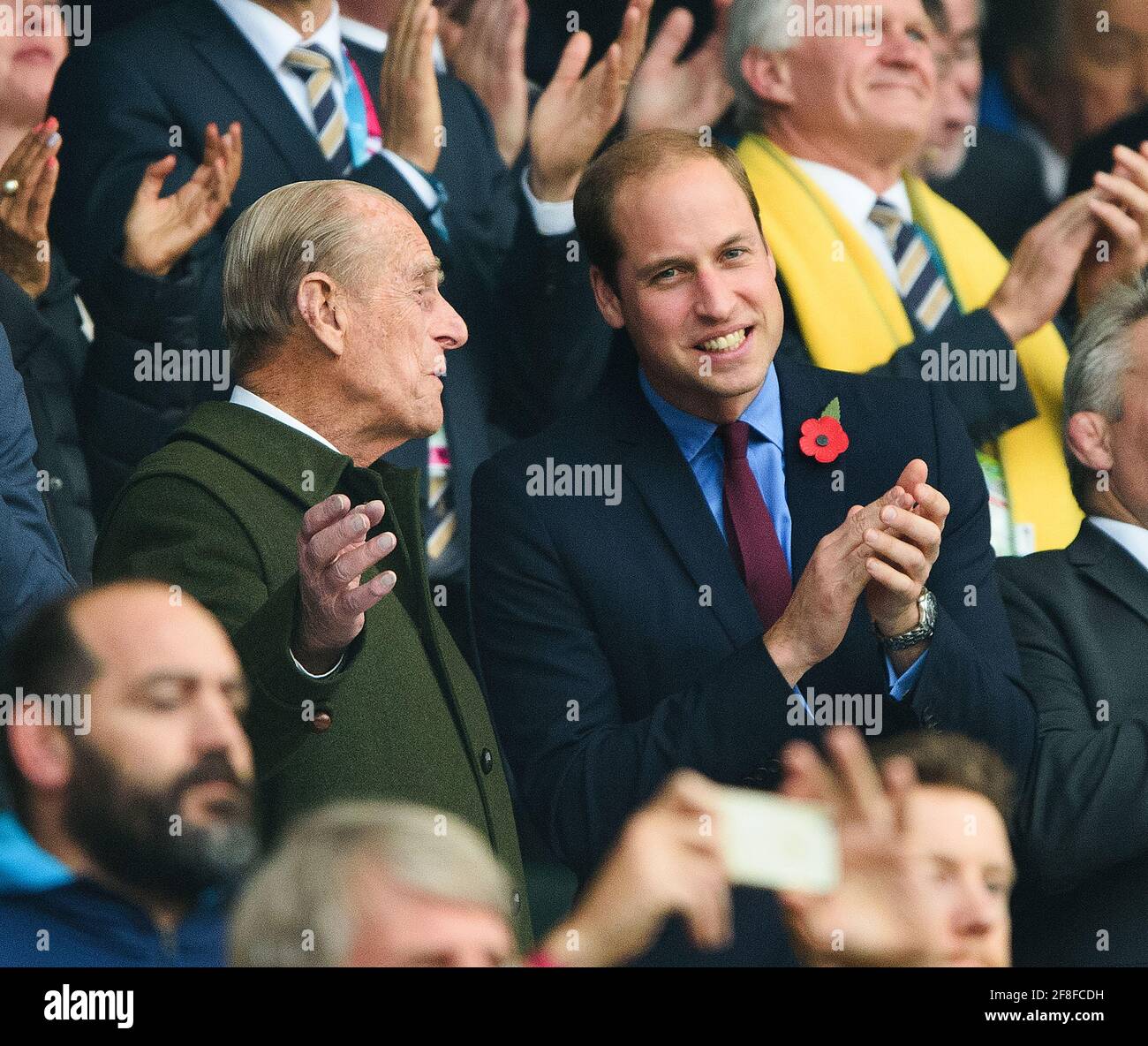 El Príncipe Phillip el Duque de Edimburgo y el Príncipe Guillermo observando la final de la Copa Mundial de Rugby en Twickenham 2015. Imagen : Mark Pain Foto de stock