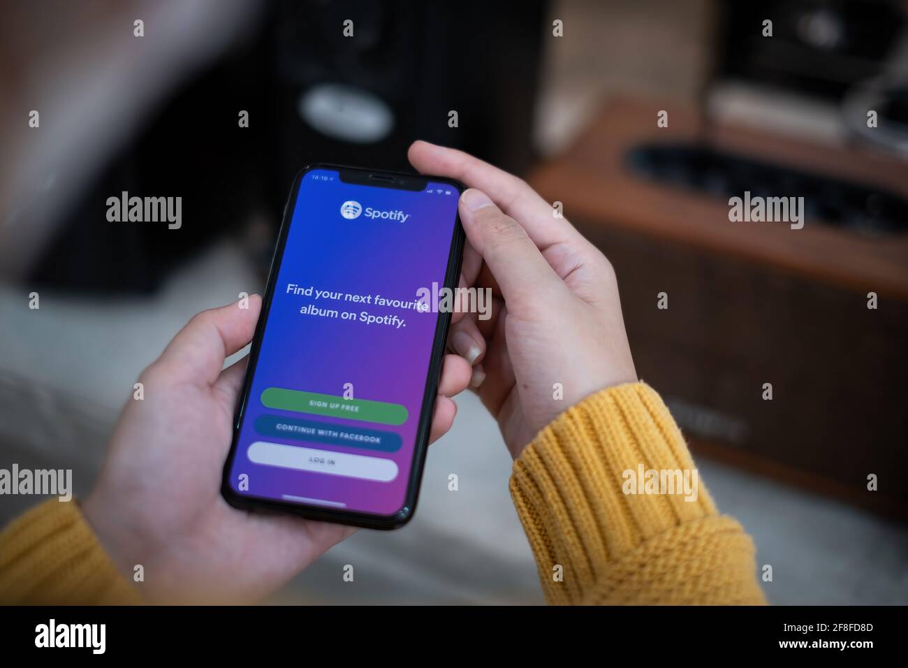 CHIANG MAI, TAILANDIA ABR 14 2021 : Smartphone y el uso de la aplicación Spotify en la pantalla y sincronizar con el altavoz a través de bluetooth. Spotify es una música Foto de stock