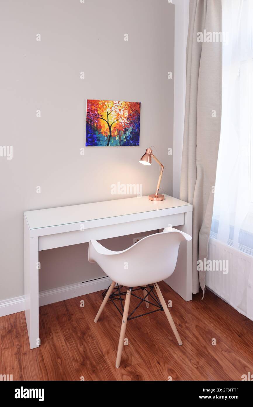mesa de escritorio pequeña, silla de escritorio blanca, cuadro