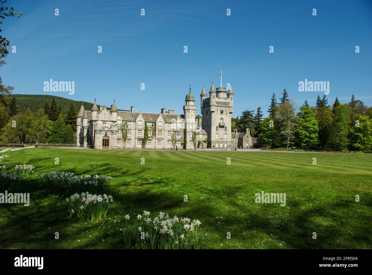 La residencia real del Castillo Balmoral con flores primaverales en primer plano; Royal Deeside, Aberdeenshire, Escocia Foto de stock