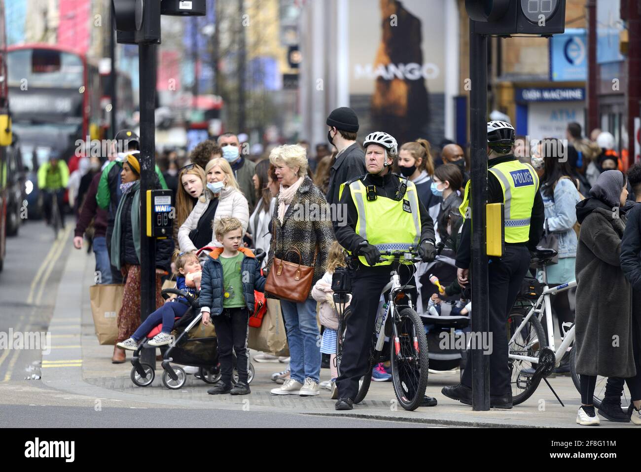Londres, Inglaterra, Reino Unido. Oficiales de policía en bicicletas en Oxford Circus en la primera semana después de las restricciones de cierre de COVID fueron relajados permitiendo que las tiendas... Foto de stock