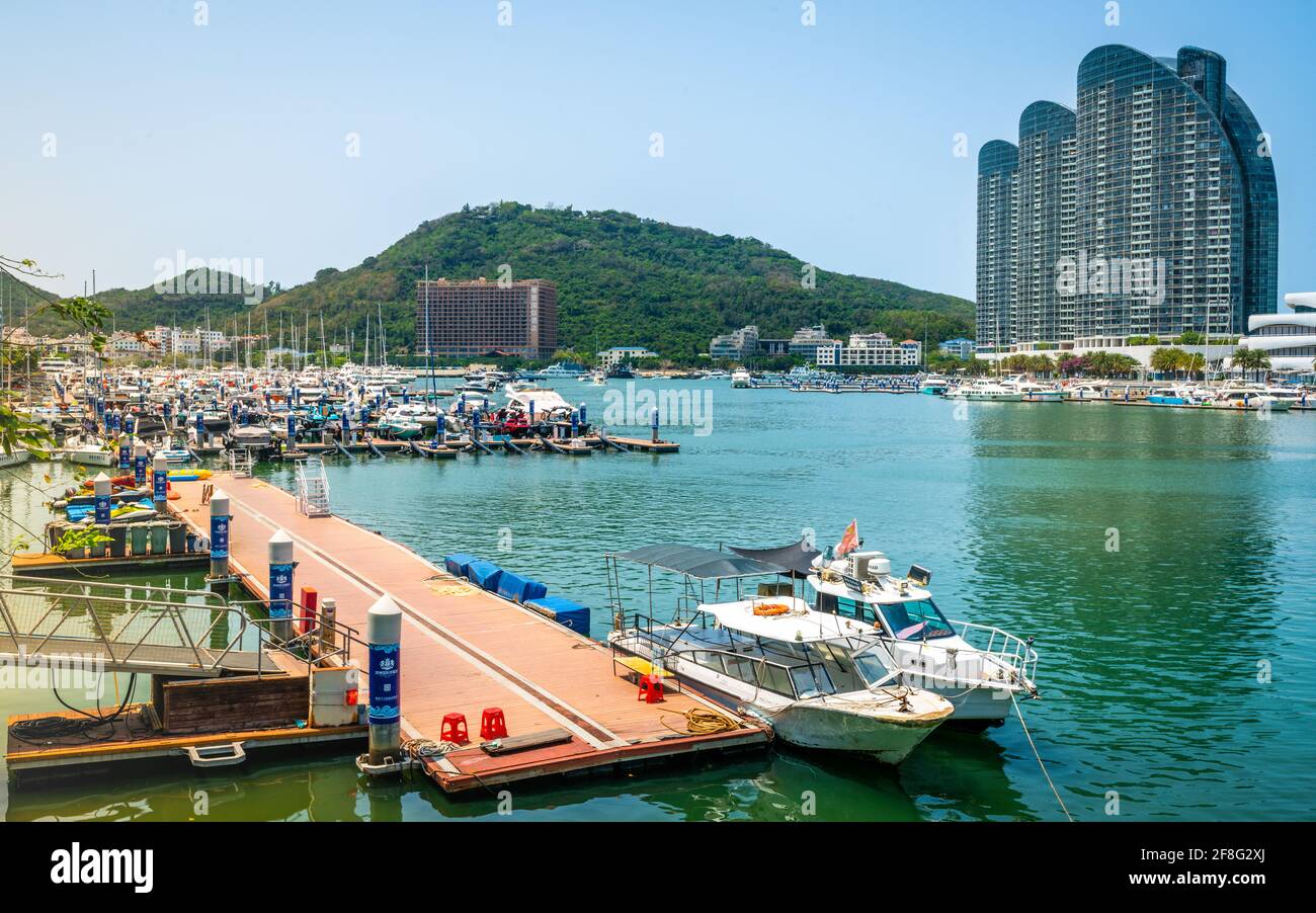 Sanya China , 24 de marzo de 2021 : Panorama del puerto deportivo y la vista del río Sanya con barcos y edificios de la ciudad en la ciudad de Sanya Hainan China Foto de stock