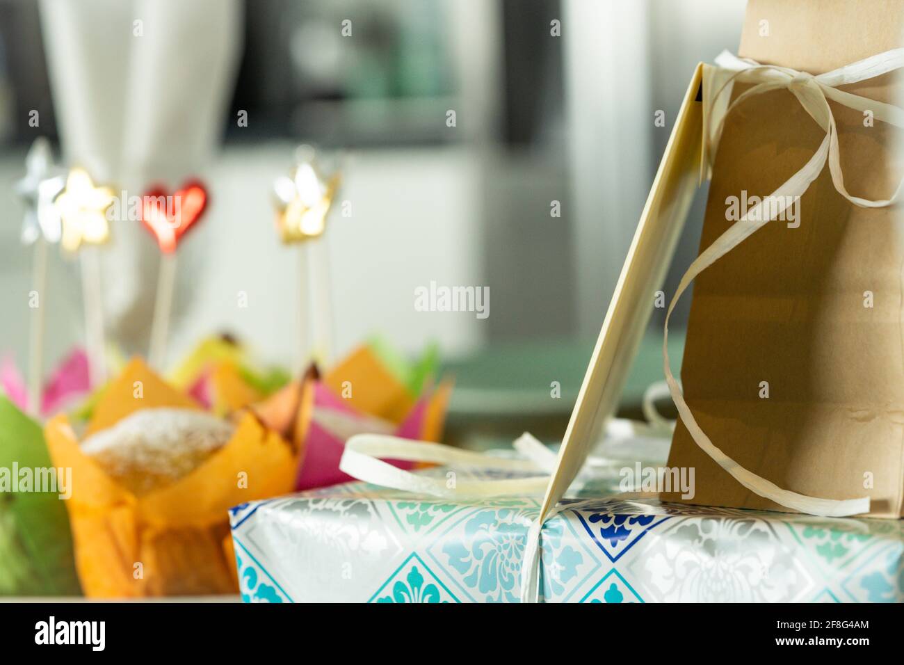 Magdalenas americanas en una mesa de cena lista para la fiesta de cumpleaños Foto de stock