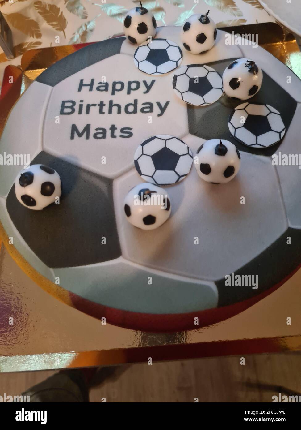 Divertido y encantador pastel de cumpleaños deportivo. Diseño con campo de  fútbol. Zapatos, edificios, día de deportes. Pastel, crema. Campo verde.  Tarta de cumpleaños para un deporte Fotografía de stock - Alamy