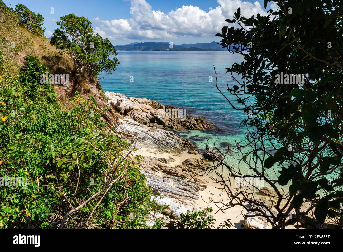 Tranquilo y prístino fondo natural en Palawan Philippines.Beach paisaje con vegetación verde y aguas turquesas. Foto de stock