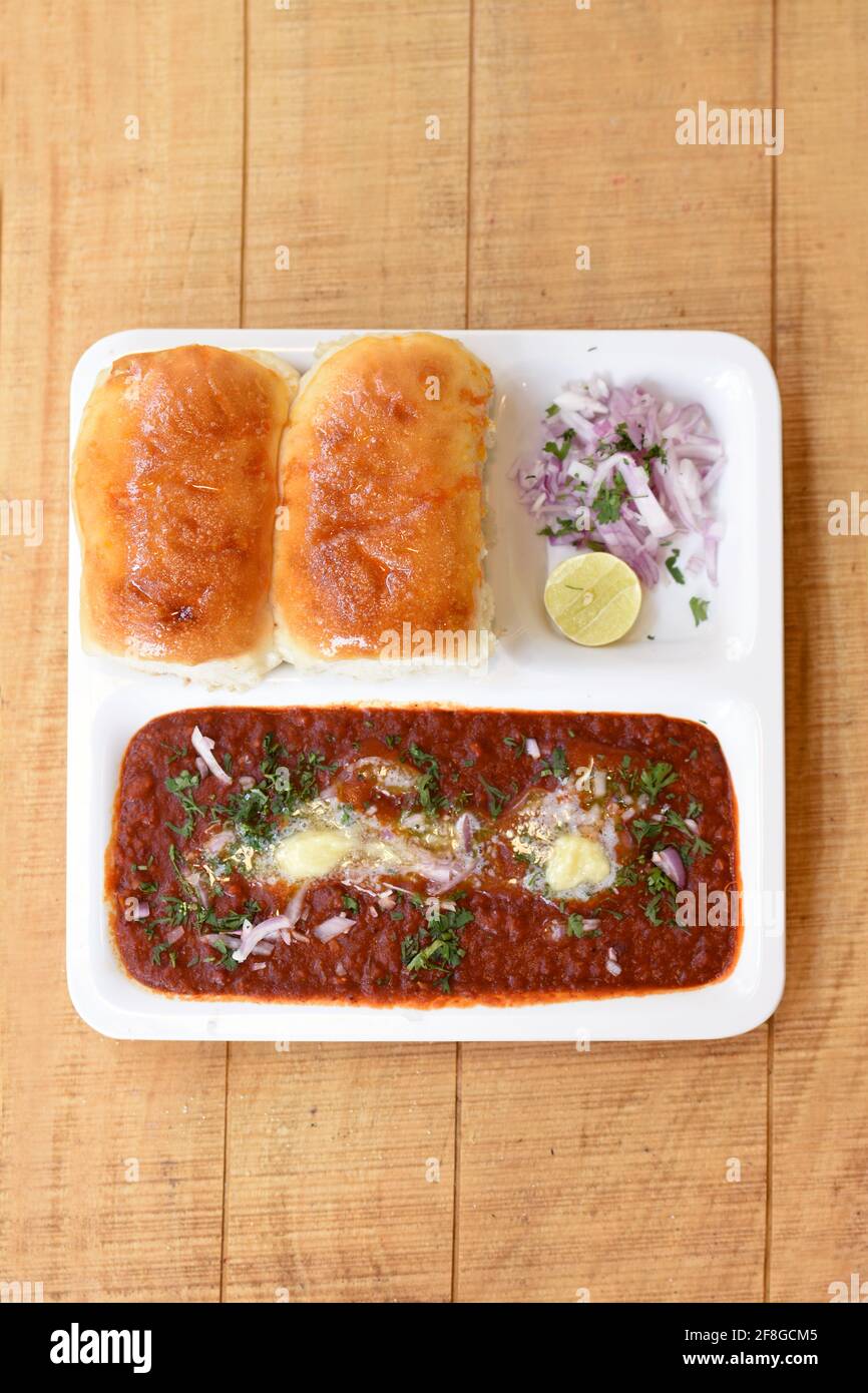 India delicioso Pav Bhaji con cebolla y cilantro propagación Tapa de pan de trigo de curry Pav Bhaji plato de comida rápida Desde la India Foto de stock