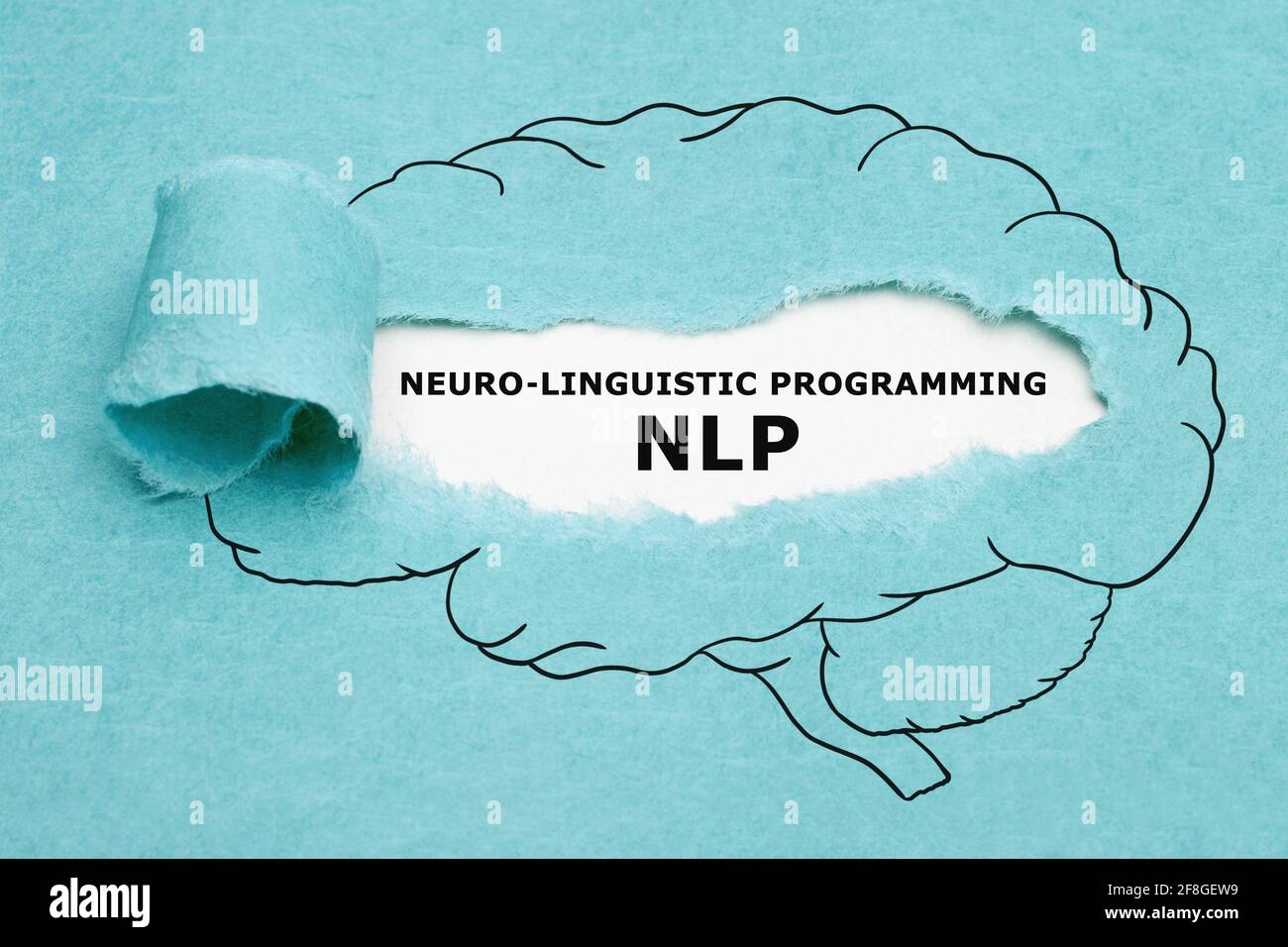 Acrónimo impreso NLP Neuro Lingüistic Programming aparece detrás de papel azul rasgado en el dibujo del cerebro humano. Foto de stock