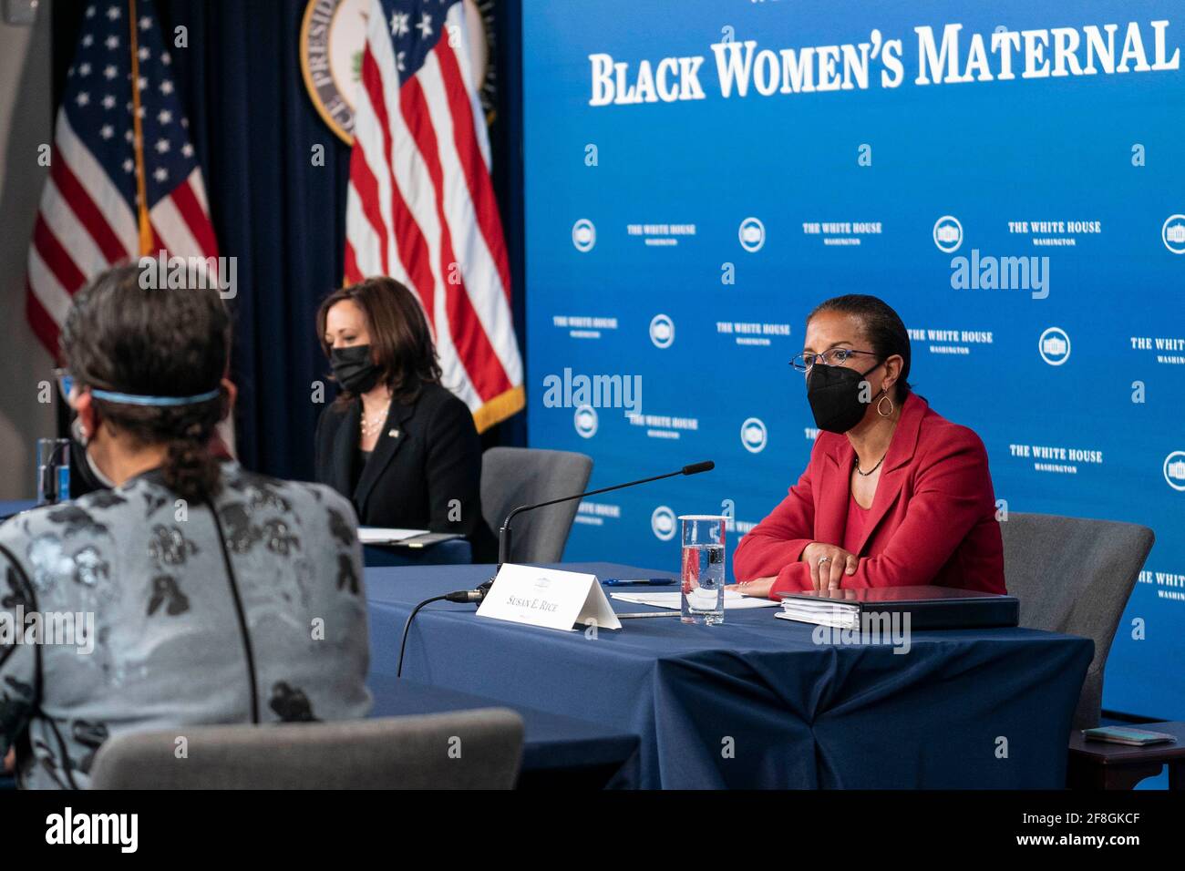 Susan Rice, Asesora de Política Doméstica de la Casa Blanca, escucha durante una mesa redonda sobre la salud materna de los negros, organizada por la Vicepresidenta Kamala Harris en el Auditorio de la Corte del Sur en Washington, D.C., EE.UU., el martes 13 de abril, 2021. Crédito: Sarah Silbiger / Pool via CNP /MediaPunch Foto de stock