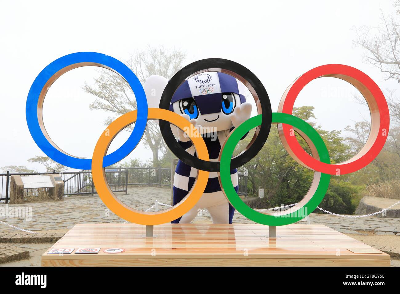 210414 Tokio 14 De Abril De 2021 Xinhua La Mascota De Los Juegos Olimpicos De Tokio 2020 Miraitowa Posa Con Un Simbolo Olimpico Gigante Despues De Una Ceremonia De Presentacion Del
