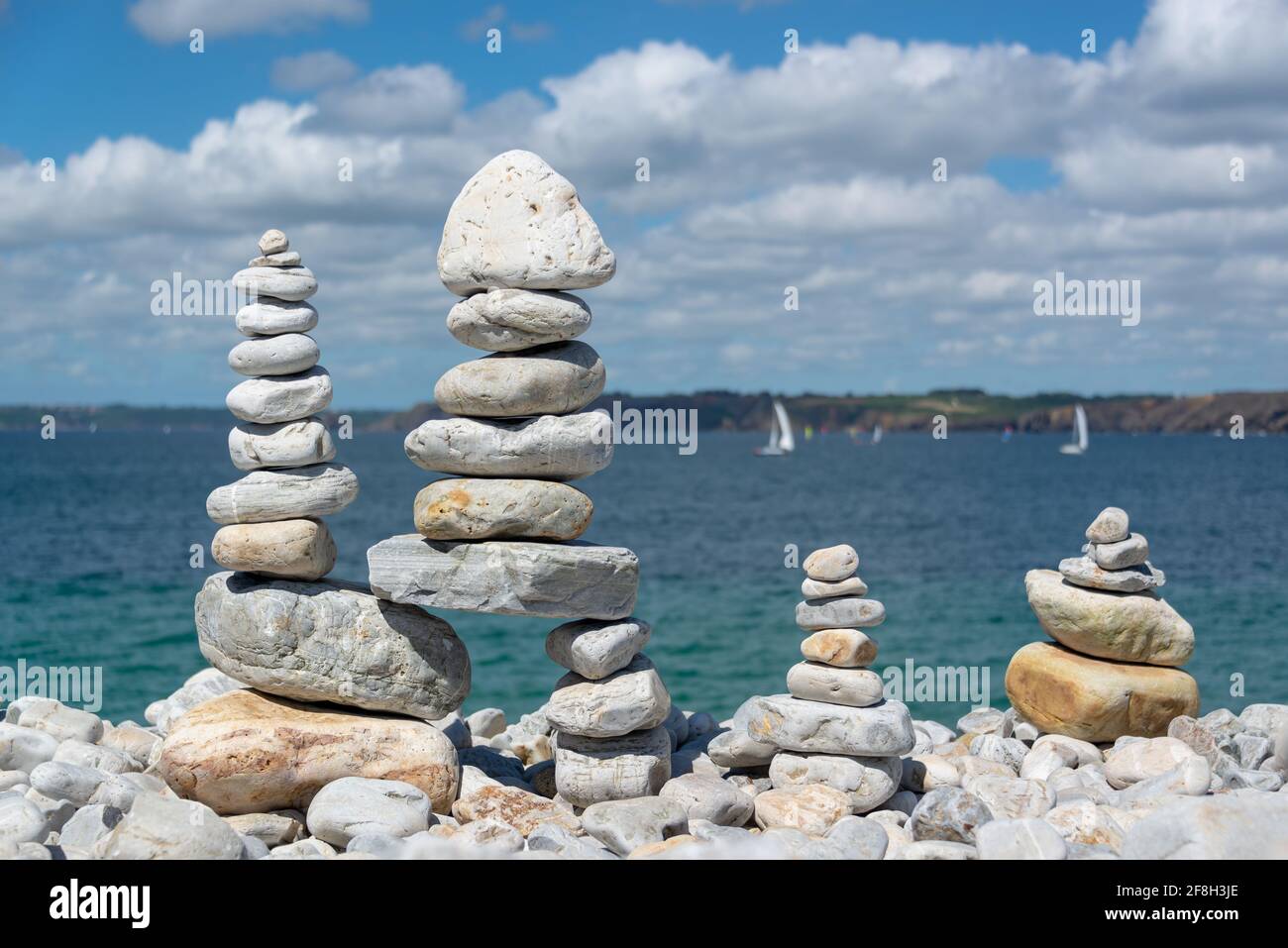 Pila de piedras en una playa, fondo del océano en Bretaña, Francia Foto de stock